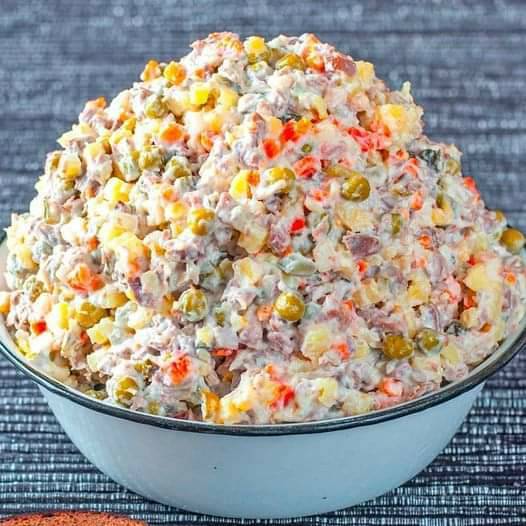 Insalata Olivier: la ricetta gustosa e cremosa dell’insalata di patate