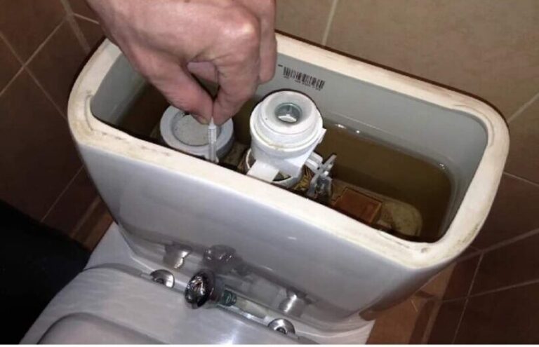 Il problema dell’acqua che scorre costantemente nel WC è stato risolto una volta per tutte: un metodo semplice da parte di un idraulico esperto.