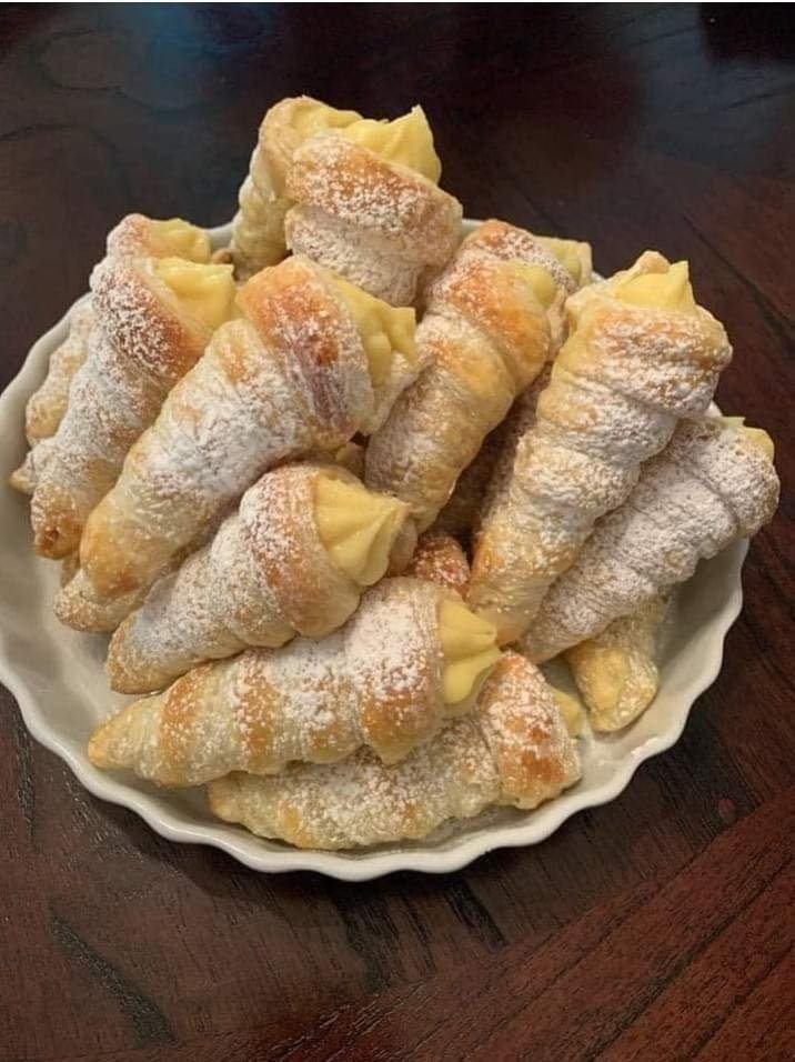 Mio figlio ha preparato i cannoncini ripieni di crema italiana Quello che ti serve: Per quanto riguarda l’iniezione:  1/3 di tazza di ricotta non grassa 3/4 tazza di zucchero a velo (o più o meno a seconda delle vostre preferenze) 1 cucchiaino. essenza di vaniglia La scorza di un limone minuscole gocce di cioccolato, 2 cucchiaini Se stai preparando i corni di pasta sfoglia:  vedere il seguito alla pagina successiva