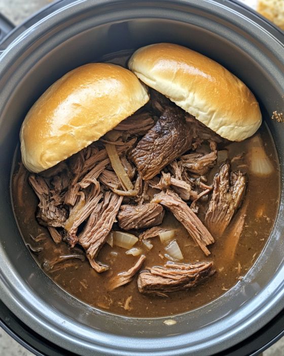 Metti l'arrosto di manzo in una pentola a cottura lenta con questi 5 ingredienti. Gusterai ogni boccone succoso.