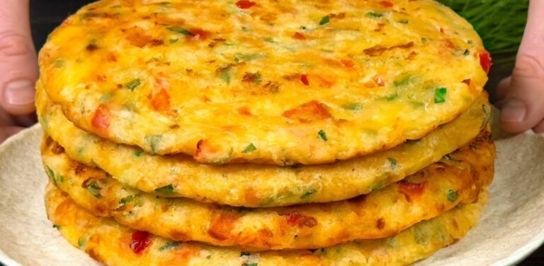 Pancake salati con formaggio, verdure e salsa allo yogurt