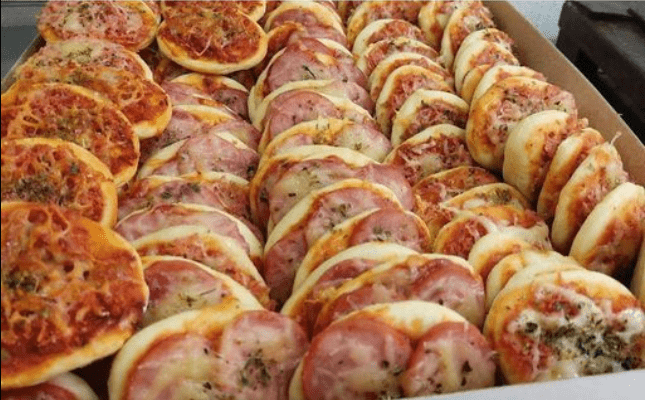 Come preparare le mini pizze fatte in casa passo dopo passo