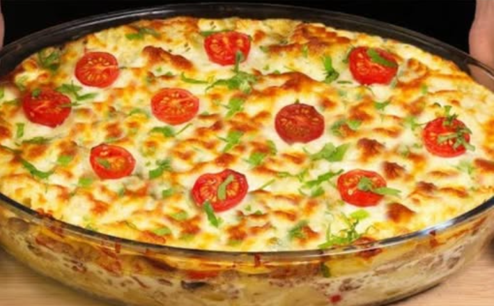 Pasta al forno con carne macinata, salsiccia e verdure