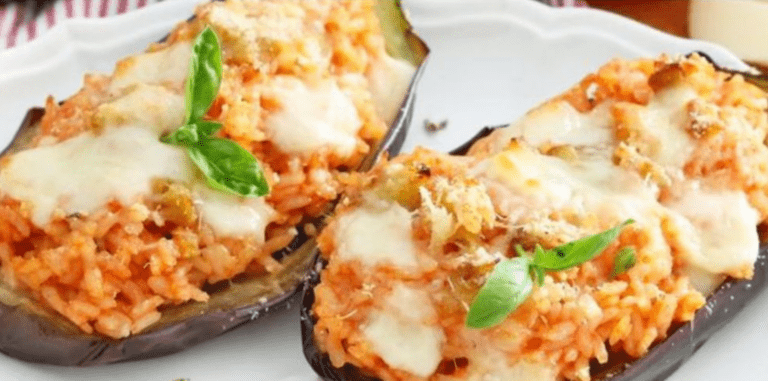 Melanzane ripiene di riso: la ricetta per un antipasto filante e saporito