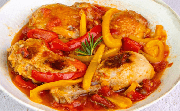 Una semplice padella con pollo e peperoni: la ricetta perfetta per la cena da provare!
