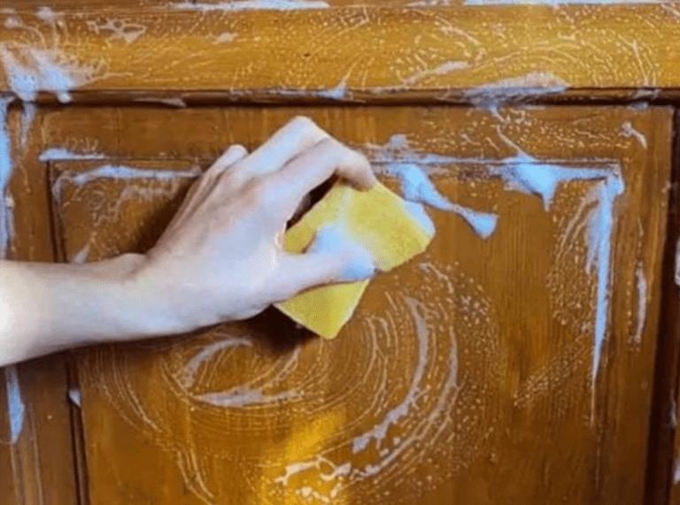 Il consiglio geniale per sgrassare i mobili della cucina