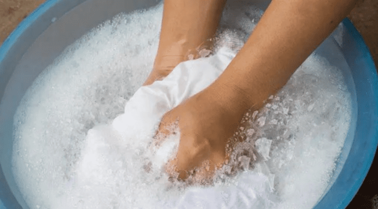 Come risciacquare i vestiti bianchi sporchi senza troppa fatica