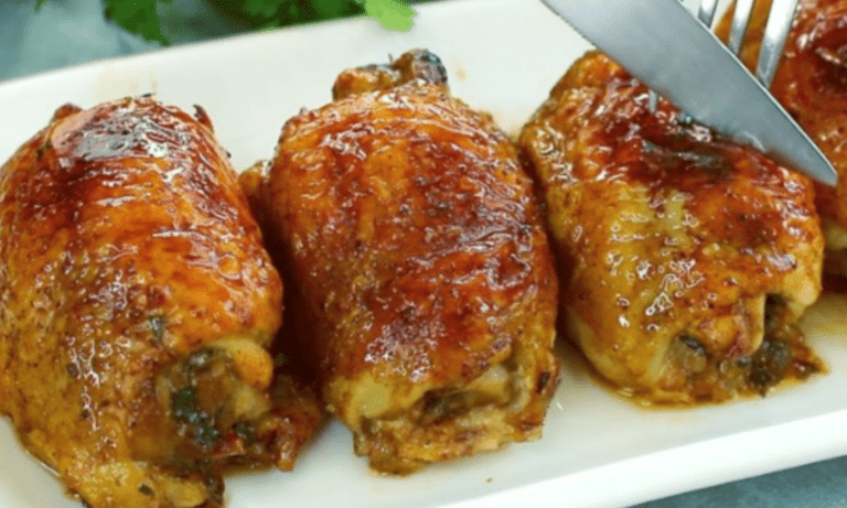 Come preparare un pollo delizioso Per preparare questo piatto vi serviranno:  Ingredienti  Per le cosce di pollo:  6-8 cosce di pollo 1 cucchiaino di sale 1 cucchiaino di paprika Pepe nero a piacere 3 spicchi d’aglio (schiacciati) 2 cucchiai di olio d’oliva Pellicola di plastica (per la marinatura)  Ripieni:  vedi di più nella pagina successiva Pubblicità