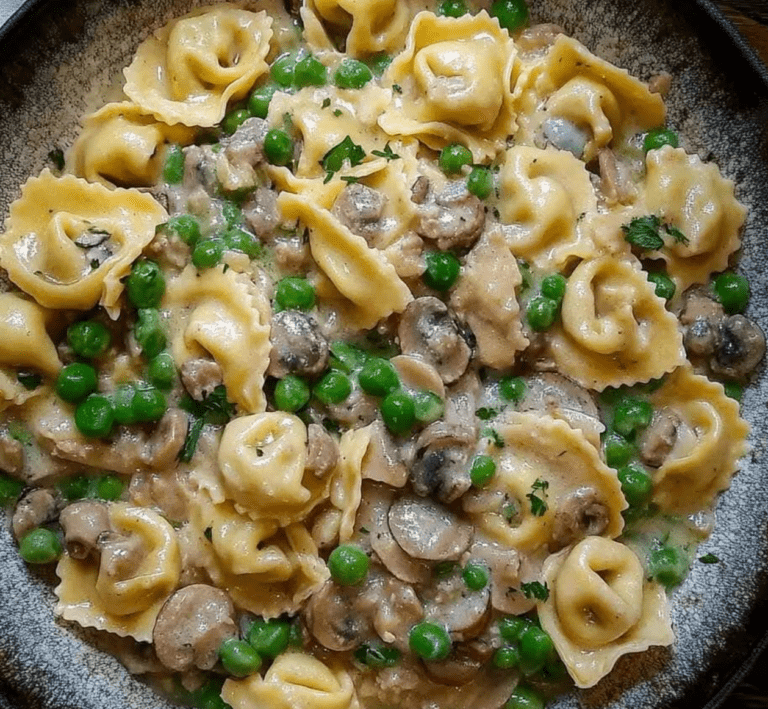 Lasciati conquistare da un piatto di tortellini cremosi alla boscaiola