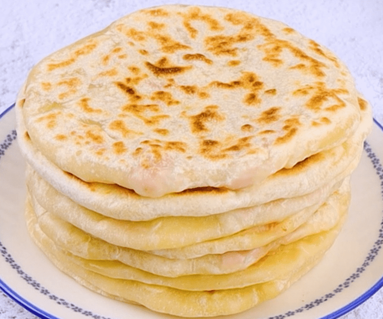 Pane filante in padella: la ricetta dell’antipasto veloce e saporito
