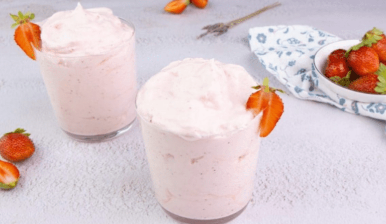 Mousse alle fragole 3 ingredienti: la ricetta del dessert primaverile fresco e cremoso!