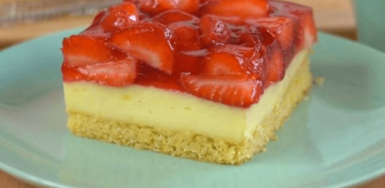 Non posso dire di no: Pan di Spagna alle fragole in forno in 10 minuti, funziona anche con banane o mandarini (a piacere)