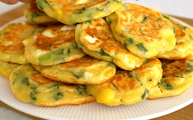 Focacce con uova sode e cipollotto con salsa allo yogurt