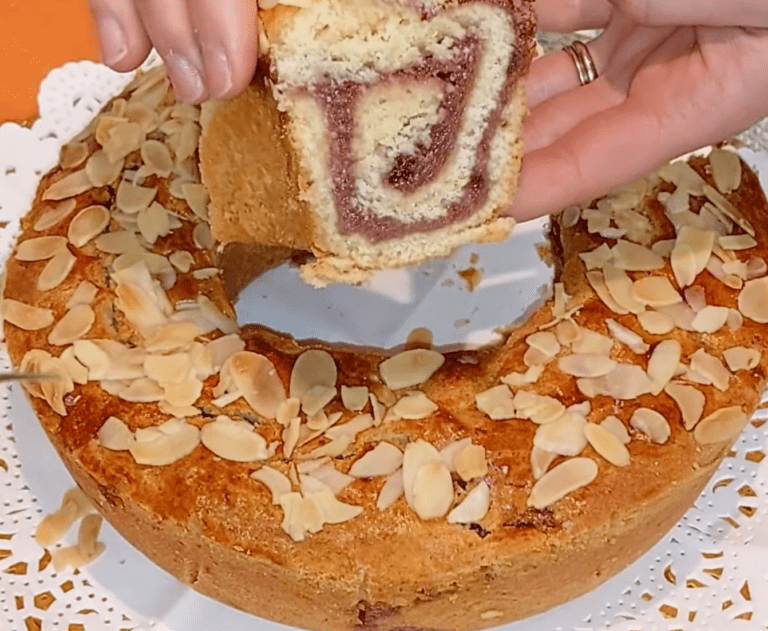 Ciambellone di pasta frolla con ciliegie: un dolce originale, bello e delizioso