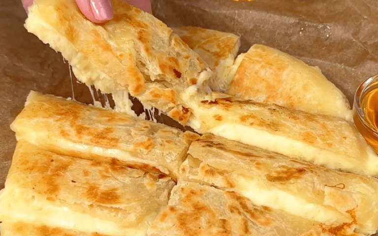 Pane al formaggio saltato in padella: la ricetta gustosa da condividere con i tuoi ospiti