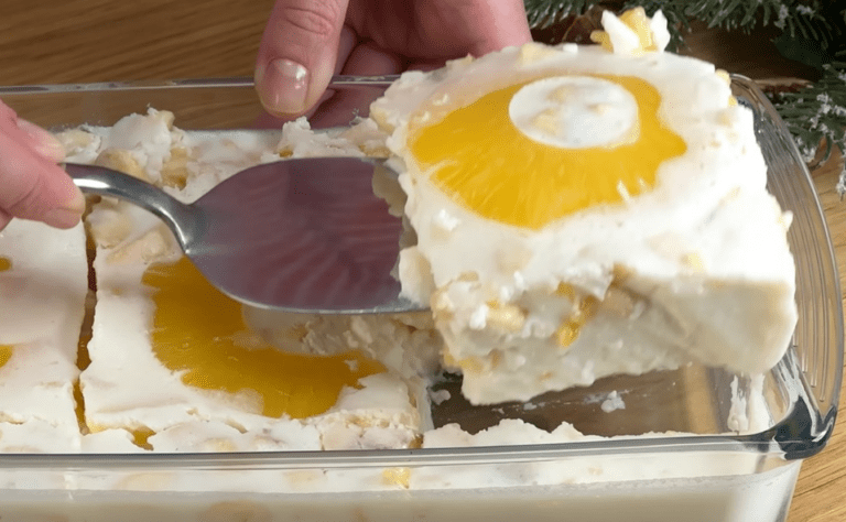 Questo dessert si scioglie in bocca! Basta versare lo yogurt su ananas e banane in scatola!