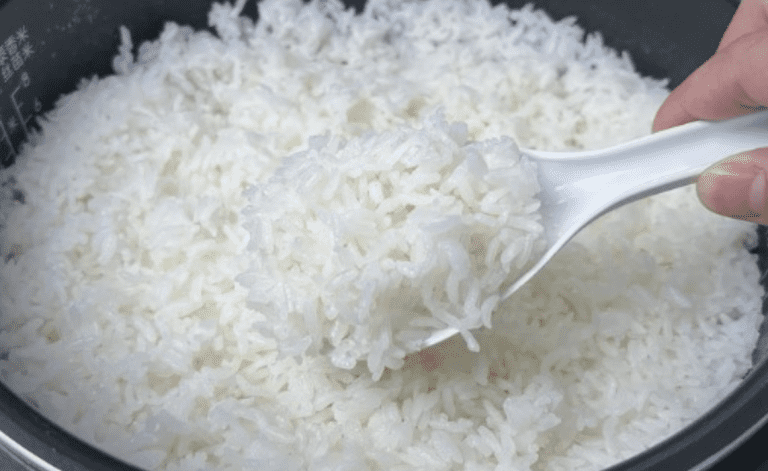 È un grosso errore aggiungere solo acqua per cuocere il riso. Applicare questo trucco!