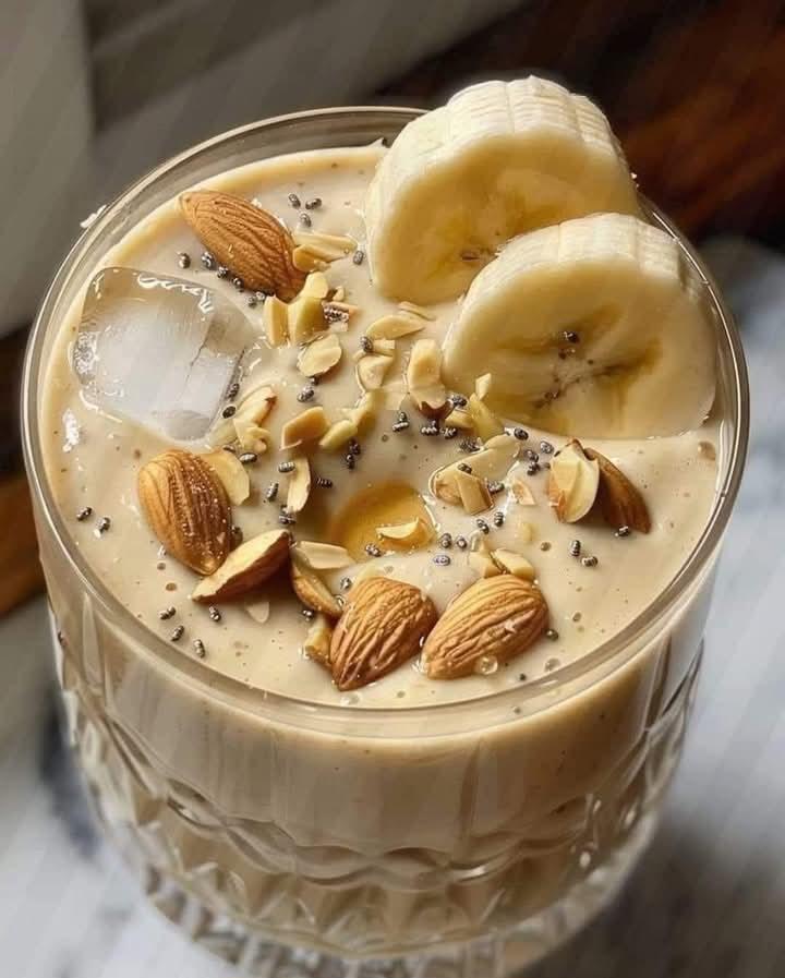 MANDORLA, BANANA, AVOCADO SMOOTHIE CON MIELE