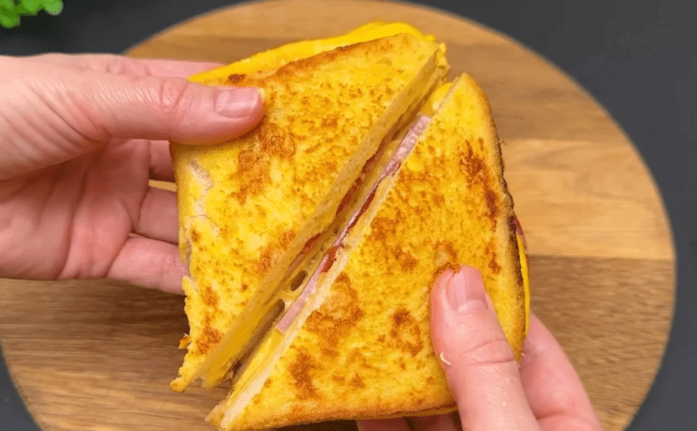 Sandwich Grigliato con Formaggio, Uova e Pomodori