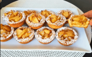 Torta di mele con glassa alla marmellata di albicocche