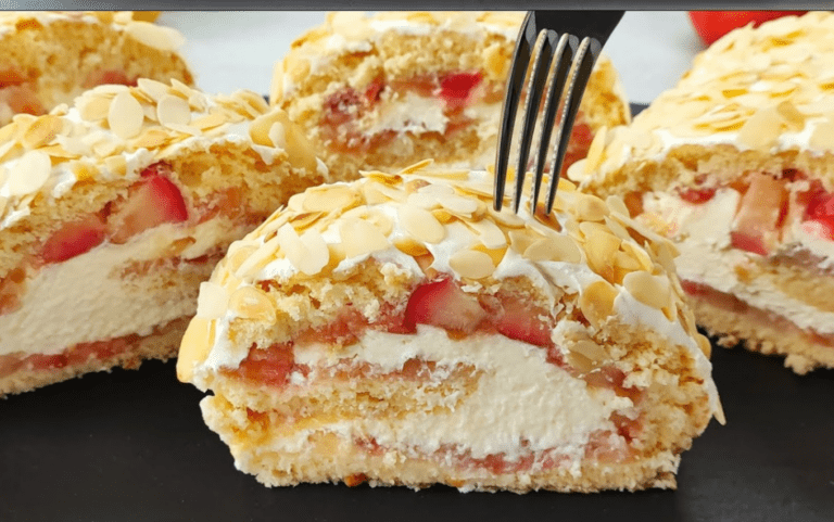 Torta di mele caramellate con glassa al formaggio cremoso e mandorle Ricetta