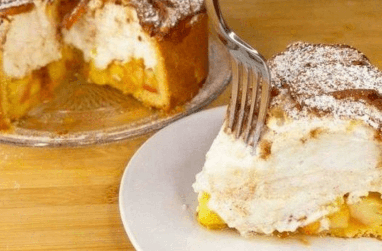 La ricetta della torta di mele allo yogurt, una delizia che si scioglie in bocca