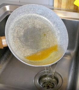 Come smaltire correttamente l'olio usato: il modo più semplice ed ecologico