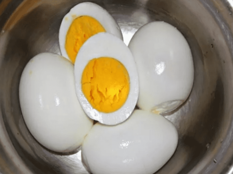 “Il guscio ormai cade da solo”: segreti di cucina, dopodiché le uova vengono sbucciate una o due volte